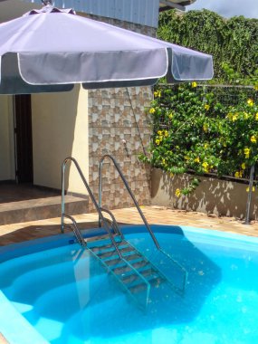 Paslanmaz çelik havuz merdiveni şişman ve yaşlı insanlar için uygun. Merdivenin iki tarafındaki tırabzanlar, geniş basamaklar, kaymayan yüzey, yumuşak yamaç güvenli bir şekilde tırmanmayı kolaylaştırıyor..