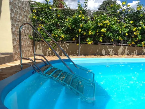 Paslanmaz çelik havuz merdiveni şişman ve yaşlı insanlar için uygun. Merdivenin iki tarafındaki tırabzanlar, geniş basamaklar, kaymayan yüzey, yumuşak yamaç güvenli bir şekilde tırmanmayı kolaylaştırıyor..