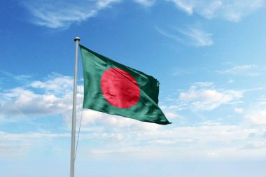 Bangladeş 'in mavi gökyüzünde dalgalanan bayrağı. Cumhuriyet Günü ve Bağımsızlık Günü için Bangladeş bayrağı.