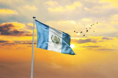 Gün batımına ya da gündoğumuna karşı Guatemala bayrağı sallıyor. Cumhuriyet Günü ve Bağımsızlık Günü için Guatemala bayrağı.