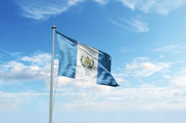 Mavi gökyüzünde Guatemala bayrağı sallıyor. Cumhuriyet Günü ve Bağımsızlık Günü için Guatemala bayrağı.