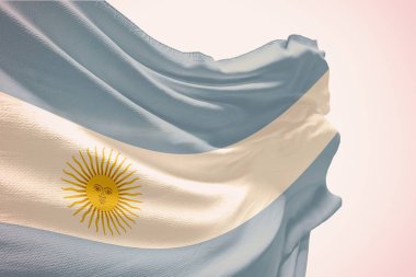 Beyaz arka planda Arjantin bayrağı sallıyor. Bağımsızlık Günü için direkte Arjantin bayrağı. Devletin dalgalı kumaş üzerindeki sembolü..
