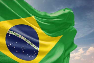 Mavi gökyüzünde Brezilya bayrağı sallıyor. Bağımsızlık Günü için Brezilya bayrağı direğe asıldı. Devletin dalgalı kumaş üzerindeki sembolü..