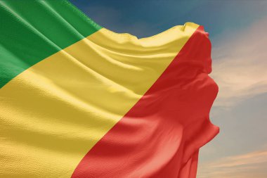 Mavi gökyüzünde Kongo bayrağı sallıyor. Bağımsızlık Günü için direkte Kongo bayrağı. Devletin dalgalı kumaş üzerindeki sembolü..