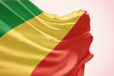 Beyaz arka planda Kongo bayrağı sallıyor. Bağımsızlık Günü için direkte Kongo bayrağı. Devletin dalgalı kumaş üzerindeki sembolü..