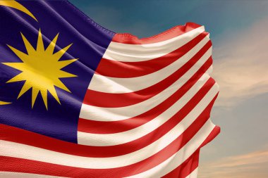 Mavi gökyüzünde Malezya bayrağı sallıyor. Malezya bayrağı Bağımsızlık Günü için kutupta. Devletin dalgalı kumaş üzerindeki sembolü..