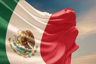 Mavi gökyüzünde Meksika bayrağı sallıyor. Bağımsızlık Günü için Meksika bayrağı direğe asıldı. Devletin dalgalı kumaş üzerindeki sembolü..