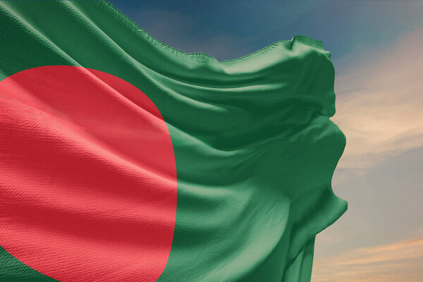 Размахивая флагом Бангладеш в голубом небе. Флаг Бангладеш на шесте в честь Дня Независимости. Символ государства на волнистой ткани.