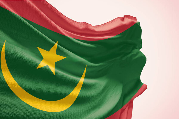 Флаг Мавритании на белом фоне. Флаг Мавритании на шесте в честь Дня Независимости. Символ государства на волнистой ткани.