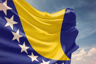 Bosna bayrağı ve Herzegovina bulutlu gökyüzüne karşı rüzgarda sallanıyor. yüksek çözünürlük - kalite 3d vatanseverlik kavramı.