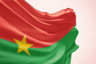 Bayrak direğinin önünde dalgalanan Burkina faso bayrağının 33 portresi.
