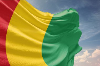 Gökyüzü arka planında Gine bayrağı, boşluğu kopyala