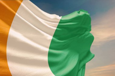 Bulutlu arkaplanda İrlanda bayrağı