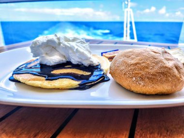 Şehirde dolunay ve binalar.
