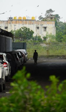 Şehirde sırt çantası ve çantası olan takım elbiseli bir adam.