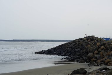 Sahildeki bir adamın dikey görüntüsü.