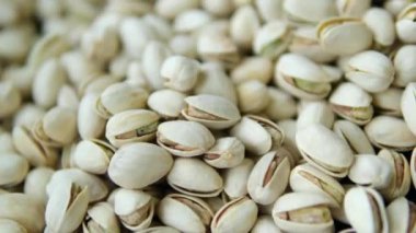 Bira, Macro, Spin için tuzlu şam fıstığı. Tuzlu fıstıklı çerezin izole edilmiş arka planı. Sağlıklı Lezzetli Fıstıklar. Yüksek kalite 4k görüntü