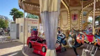 Çocuk atlıkarınca Croisette, Promenade de la Croisette, Boulevard de la Vidom, Cannes sahil limanı Fransa Cannes 11.11.2024