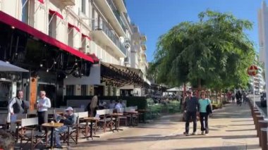 Turistler Croisette, Promenade de la Croisette, Boulevard de la Vidom, Cannes sahil limanı Fransa Cannes 11.2024