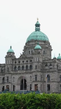 Victoria, British Columbia, Kanada 'da parlemento binalarında insanların olmadığı bir sabah videosu. Dikey video. Yüksek kaliteli FullHD görüntüler