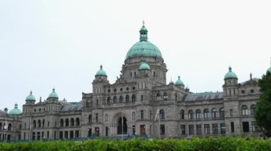 Victoria, British Columbia, Kanada 'da parlemento binalarında insanların olmadığı bir sabah videosu. Yüksek kalite 4k görüntü