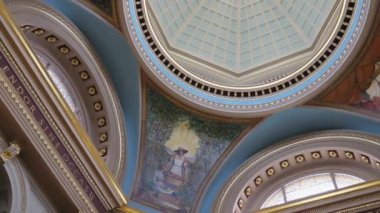 Victoria, British Columbia, Kanada 05.05.2024 Rönesans tarzı altıgen kubbenin Parlamento Binaları 'nda toplandığı yer. Yüksek kalite 4k görüntü