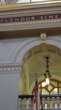 Victoria Adası, tavandaki resimlerde 1893 'te inşa edilen Parlamento Meclisi' nin katibi British Columbia Parlamento Binası 'ndaki insanların resimleri var. Vancouver, Kanada, 12.10.2024