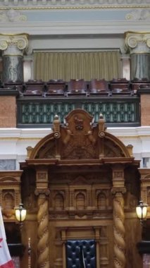 Victoria Adası, Britanya Kolumbiyası, Vancouver, Kanada, 05.05.2024 Parlamento Meclisi, 1893 'te inşa edilen tarihi Parlamento Meclisi' nin katibi. Dikey video