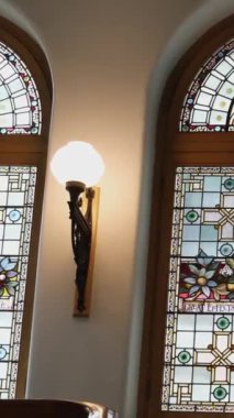 Fotoğraf: Royal Parliament House Victoria, British Columbia, Kanada Fotoğraf Kraliçesi II. Elizabeth Golden Jubilee Pencere Parlamento Binası. Victoria Canada 12.24.2024