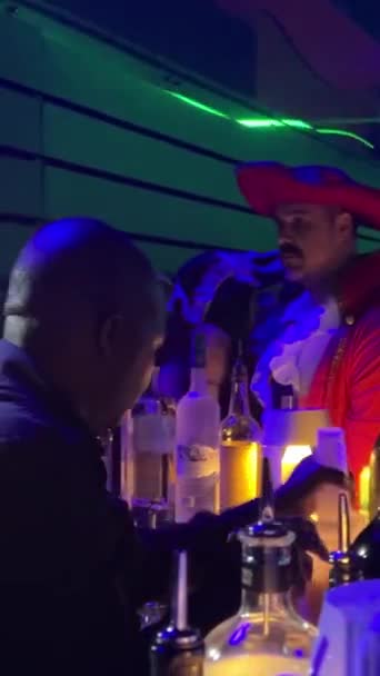 Halloween Color Música Brillante Luz Sombreros Hombres Haciendo Cócteles Bar — Vídeo de stock
