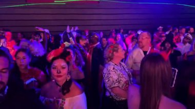 İnsanlar sahne dansını izleyerek parlak kostümler çekiyorlar soğuk Cadılar Bayramı kostüm partisi gemisi Virgin Voyage France Cannes France Cannes 10.31.2024