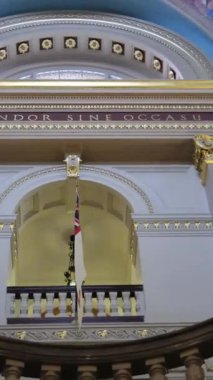 Fotoğraf: Royal Parliament House Victoria, British Columbia, Kanada Fotoğraf Kraliçesi II. Elizabeth Golden Jubilee Pencere Parlamento Binası. Victoria Canada 12.24.2024