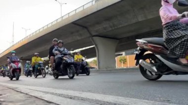 Central Caddesi motosikletçileri Vietnam Ho Chi Minh City 05.13.2024 yolundaki ünlü trafik kameralarını görüyorlar.