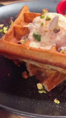 Dondurma ve reçelli waffle, siyah bir restoranda sabah kahvaltısı. Yüksek kalite 4k görüntü