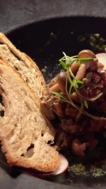 Siyah tabak üzerinde mantar aperatifleri kuru ekmek parçaları turp mikroçerezler lezzetli. Yüksek kalite 4k görüntü