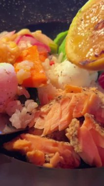 Limon suyu, haşlanmış yumurta, pirinç balığı ve avokado kadınlar limondan meyve suyu sıkar. Yüksek kalite 4k görüntü