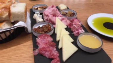 Peynirli ve etli zeytinyağlı ev yapımı ekmek. Yemekten önce atıştırmalık tatil sofrası kurulmadan önce. Yüksek kalite 4k görüntü