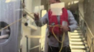 Gemi limana vardı, insanlar tekneye bindi, tekneye bindiler, bir yolcu gemisiyle yelken açtılar, bir filikayı kıyıya gönderdiler, bir kadın pencerenin kenarında oturup ipi çözdü, France Cannes 11.01.2024