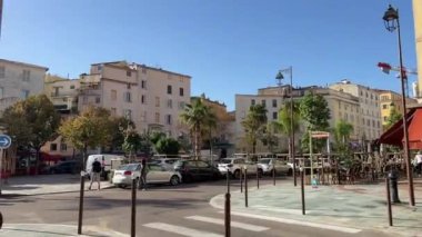 Gerçek caddeler motosikletler şehir hayatı turizmi Napolyon 'un doğduğu yer ana vatanı Napolyon Korsika adası Fransa Ajaccio 11.2024