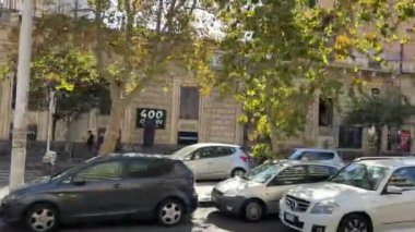 İtalya 'dan geçen bir turist otobüsünden şehrin manzarası Sicilya 11.23.2024