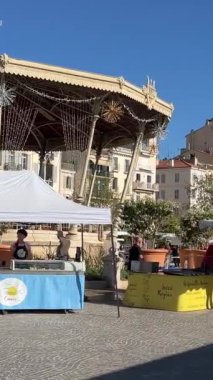 Marche Forville Provencal Market ve Old Town turistleri. Bisikletli çift Fransa Cannes 11.01.2024 pazarını geçiyor.