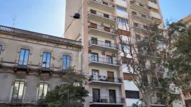 İtalya 'dan geçen bir turist otobüsünden şehrin manzarası Sicilya 11.23.2024