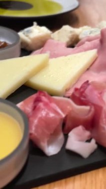 Peynirler ve etler jambon ballı parmesan fıstığı kara tahtada atıştırmadan önce