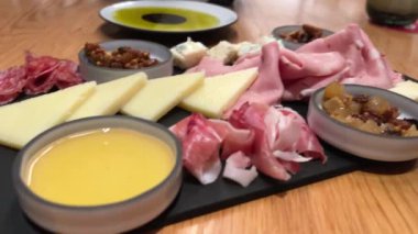 Peynirler ve etler jambon ballı parmesan fıstığı kara tahtada atıştırmadan önce
