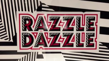 Lokantanın ana girişindeki işaret levhasını kullan. Yolcu gemisi Virgin Voyage a la carte restoranları. İspanya Barselona 11.19.2024