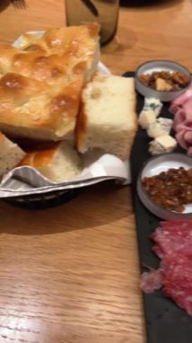 Peynirli ve etli zeytinyağlı ev yapımı ekmek. Yemekten önce atıştırmalık tatil sofrası kurulmadan önce. Yüksek kalite 4k görüntü