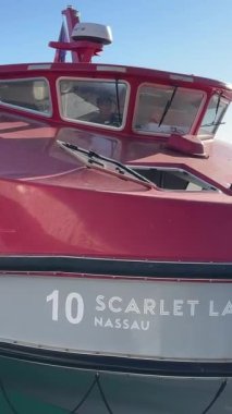 Kıyıya yakın kırmızı ve beyaz cankurtaran botu insanlar limana vardılar insanlar tekneye bindiler ve kıyıya doğru yelken açtılar ve insanları Fransa açıklarına bıraktılar Cannes 11.01.2024