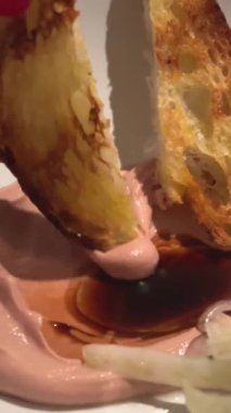 Aperatif olarak sunulan soya soslu tavuklu ekmek parçalarını toplayın. Yüksek kalite 4k görüntü
