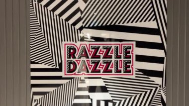 Lokantanın ana girişindeki işaret levhasını kullan. Yolcu gemisi Virgin Voyage a la carte restoranları. İspanya Barselona 11.19.2024