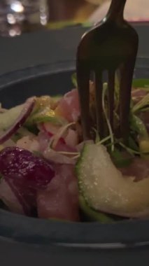 Siyah tabakta çiğ ton balığı, mikroyeşillikli çatallı yarak, ton balıklı avokado salatası. Yüksek kalite 4k görüntü